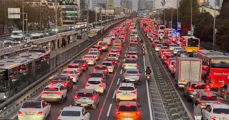 Yağmur yere düştü! İstanbul da trafik felç oldu