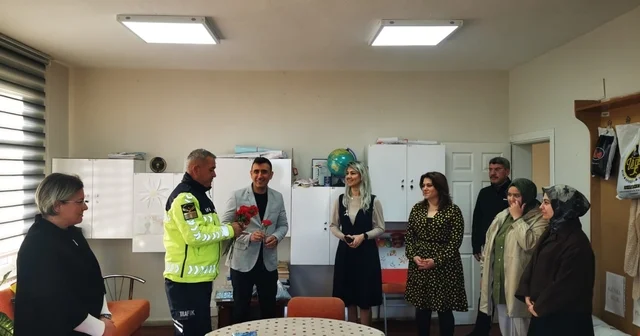 Karacabey de jandarmadan Öğretmenler Günü nde anlamlı ziyaret Bursa Haberleri