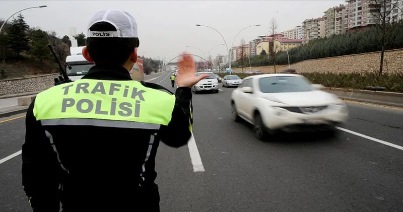 Trafiği tehlikeye atan sürücü ve yolcuya dev ceza!