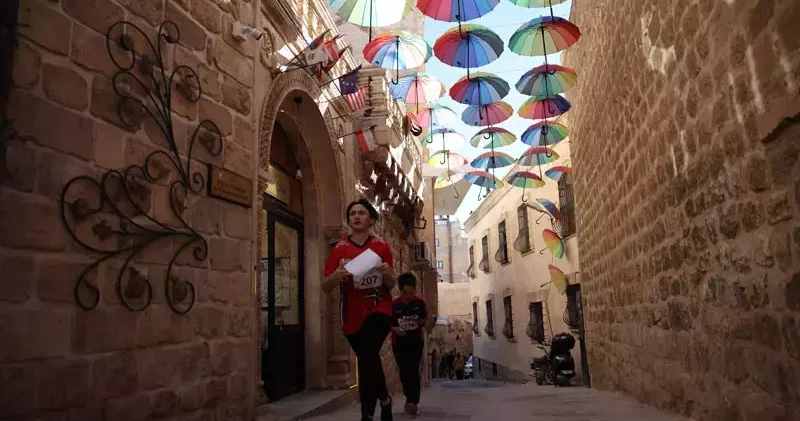 Mardin’de binlerce sporcu, tarihi sokaklarda kıyasıya yarıştı