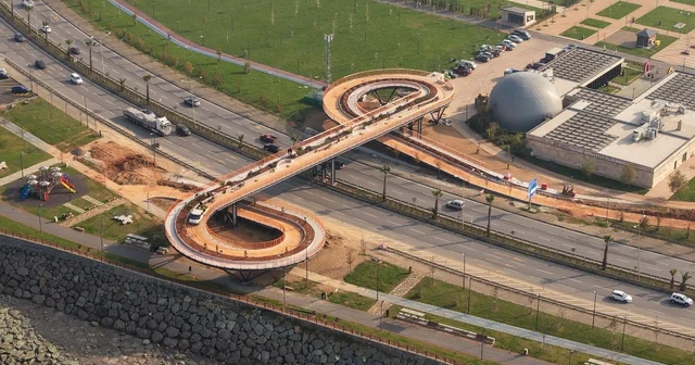 Karadeniz in ilk ekolojik üst geçidi ilgi çekiyor Üzerinde 4 metre genişliğinde bisiklet yolu, 2 metre genişliğinde yaya yolu ve 500 metrekarelik yeşil alan olan 250 metre uzunluğundaki köprü Trabzon a estetik bir değer katacak Trabzon Haberleri