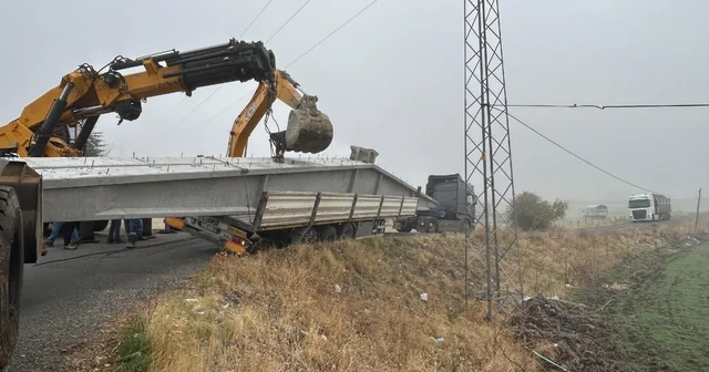 Bingöl de virajı alamayan tır yan yattı Bingöl Haberleri