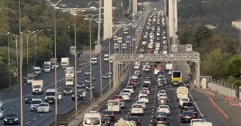 İstanbul da trafik çilesi! %90 a ulaştı: Araçlar ilerleyemedi