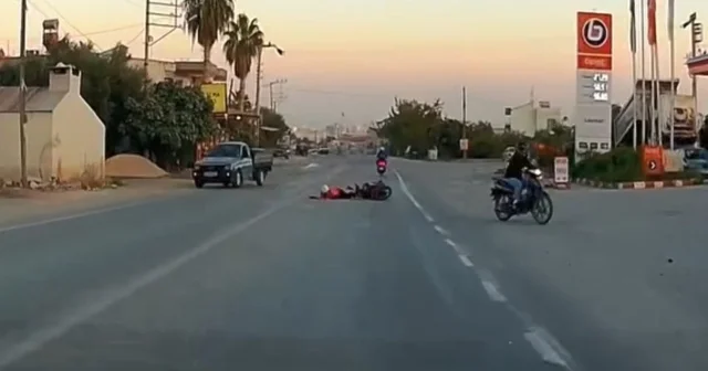 Motosikletlerin karıştığı kaza araç kamerasına yansıdı Mersin Haberleri