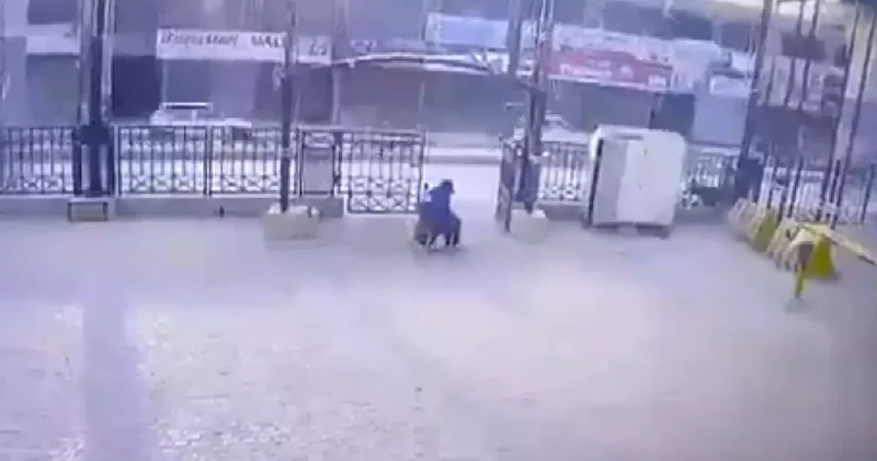 Peşaver de İntihar Saldırısı: 3 Polis Öldü