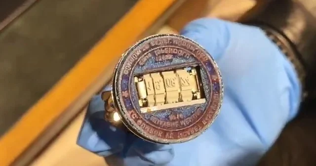 Mersin de gümrükçülere rüşvet operasyonu: 10 tutuklama Yapılan aramalarda gümrüğe ait mührün özel bir gümrük müşavirliği bürosundan çıktığı öğrenildi Mersin Haberleri