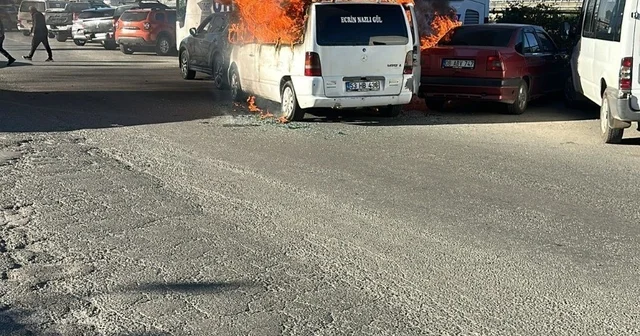 Hopa da minibüs yangını korkuttu Seyir halindeyken yanmaya başlayan Mercedes marka minibüsten çıkan alevler yanındaki bir otomobile ve otobüse sıçradı Artvin Haberleri