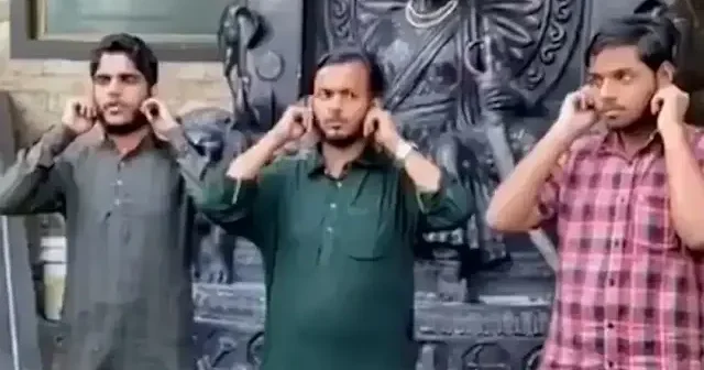 Hindistan’da namaz kılan öğrencilere zorla özür dilettirildi: İdölün önünde saygı duruşunda bulundurdular VİDEO İZLE