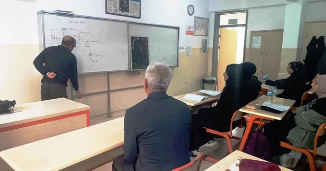 İnşaat ustasından engelli öğretmene tablo sürprizi Çizdiği yağlıboya resmi öğretmene hediye etti Adıyaman Haberleri