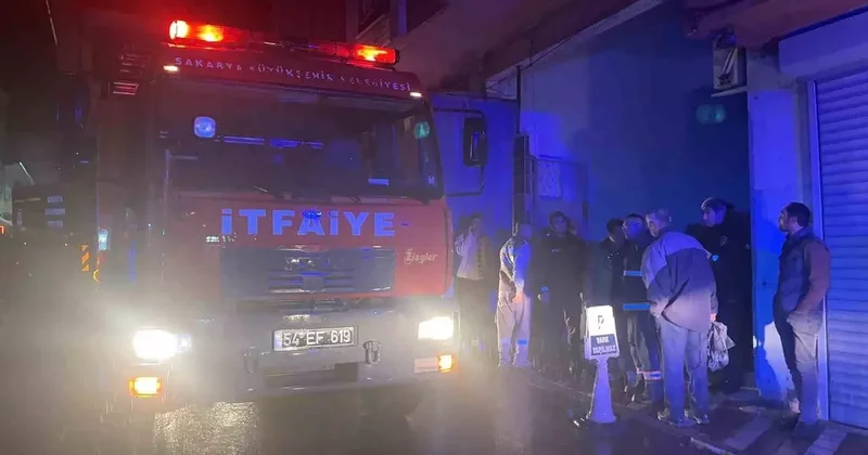 Kabus gibi gece: Yıldırım 4 katlı binanın çatısına düştü, mahalleli sokağa döküldü