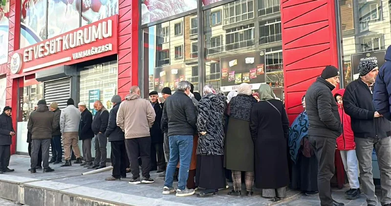 Emekliler dondurucu soğukta ucuz et nöbetinde