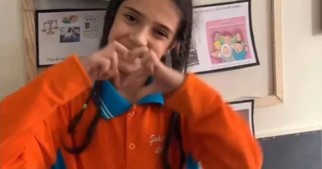 İnegöl de öğrencilerden anlamlı 24 Kasım kutlaması Öğretmenler Günü nü işaret diliyle kutladılar Bursa Haberleri