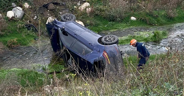 Otomobil, dereye uçtu: 2 yaralı Bolu Haberleri