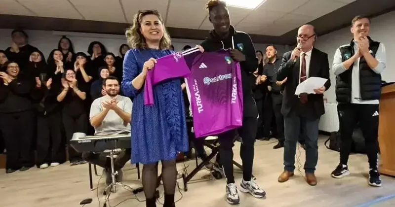 Kocaelispor dan Körfez Atatürk Anadolu Lisesi nde öğretmenler günü sürprizi Fanatik Gazetesi Futbol Haberleri Spor