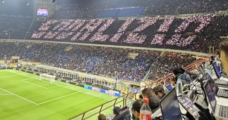 Dünya futbol tarihinde bir ilk: Telefon ışıklarıyla koreografi yaptılar