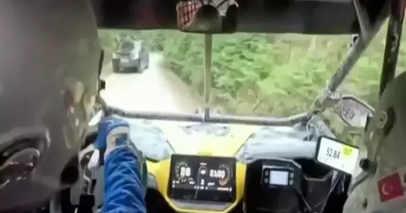 Ralli aracı, yarış alanına giren sivil kamyonetle çarpıştı; o anlar kamerada