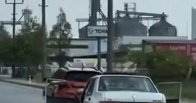Kapıları açık otomobil ile yolculuk yaptı; o anlar kamerada Sakarya Haberleri