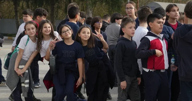 Yürüyüşü ile fenomen olan öğretmene sürpriz 29 Ekim in hafızalara kazınan yürüyüşü yeniden canlandırıldı Öğretmen Kenan Şereflioğlu Dünyaya 10 defa gelsem yine öğretmen olurum Düzce Haberleri