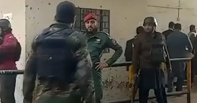 Peşaver’de karargaha kanlı saldırı: 3 polis şehit VİDEO İZLE