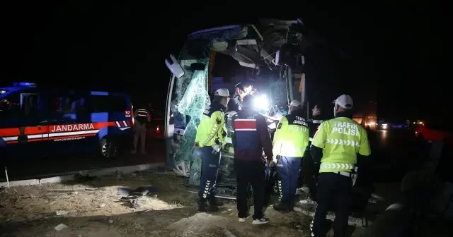 Yolcu otobüsüyle minibüs çarpıştı: 10 yaralı VİDEO İZLE