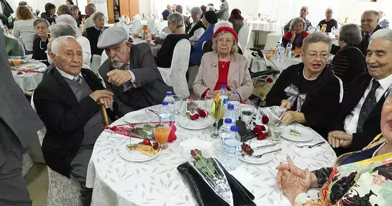 Beşiktaş ta huzurevinde Öğretmenler Günü kutlaması