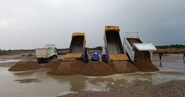 Antalya da kumları çalıp sahilleri talan etmişlerdi: Kamyonlar dolusu plaj kumu bulundu 50 kamyon kum, çalındığı bölgeye geri döküldü Antalya Haberleri