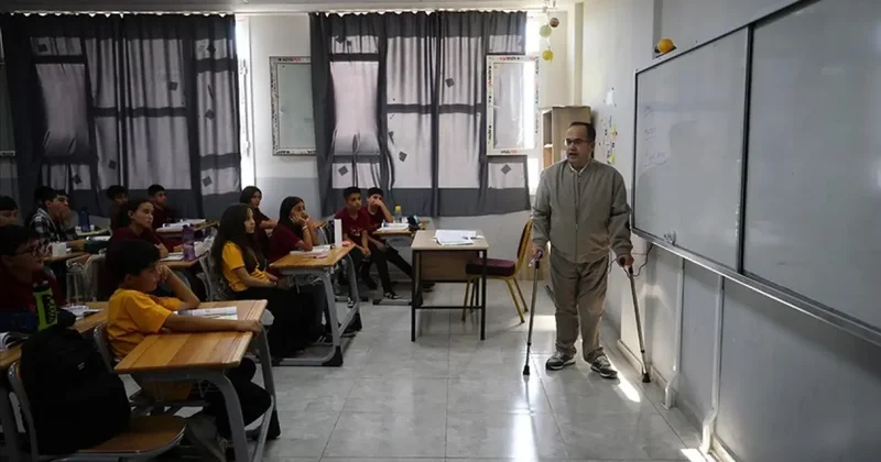 Yanlış iğneyle engelli kalan Veli öğretmen 22 yıldır azmiyle öğrencilerine örnek oluyor