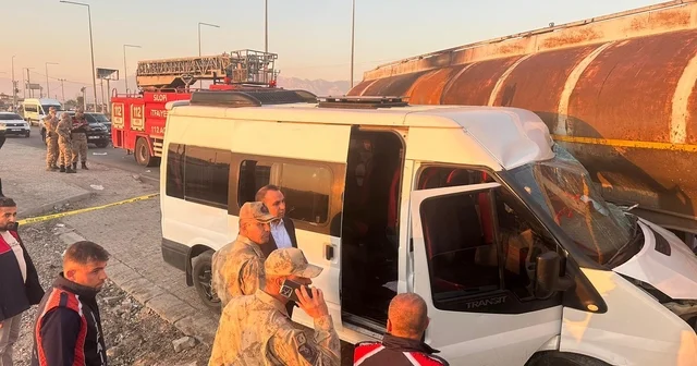 Silopi de öğrenci servisi ile tanker çarpıştı: 14 yaralı Şırnak Haberleri