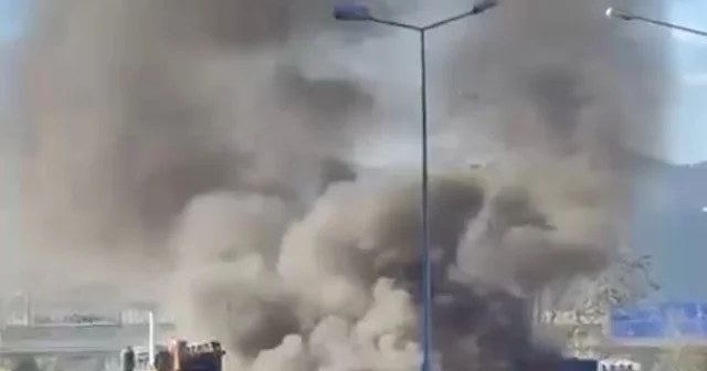 Minibüste çıkan yangın, otomobile sıçradı; cipin son anda kurtarılması kamerada Artvin Haberleri