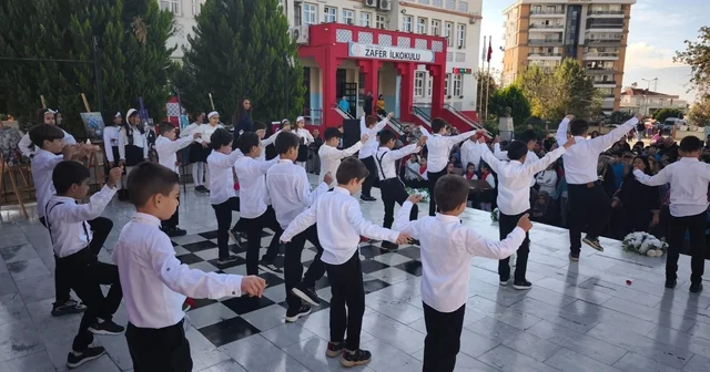 Nazilli de öğretmenlerden zeybekli Kutlama Aydın Haberleri