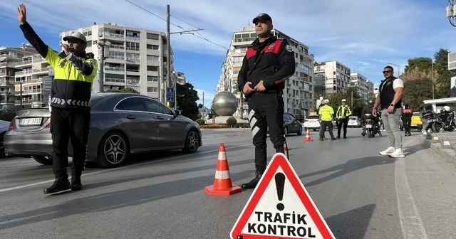 İzmir Konak ta 30 farklı noktada dar alan uygulaması: 258 araca ceza kesildi İzmir Haberleri