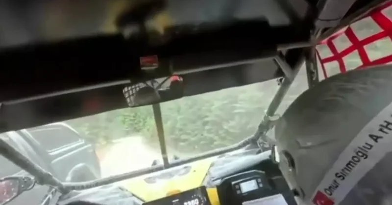 Bolu da ralli aracı kamyonetle çarpıştı: Kaza anı kameraya yansıdı