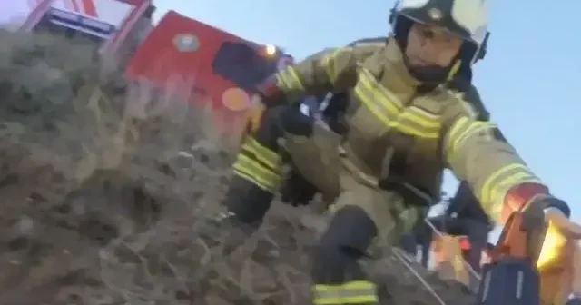 Şarampole yuvarlanan sürücünün itfaiye eri tarafından kurtarılma anı kask kamerasında VİDEO İZLE