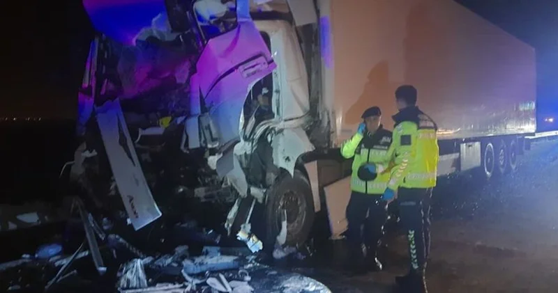 Adana da TIR ın tur otobüsüne çarpması sonucu 1 i ağır 15 kişi yaralandı