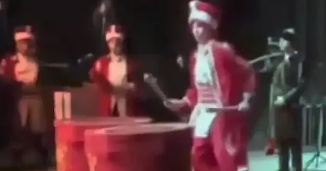 Genç Kürşat mehter performansıyla izleyenleri kendine hayran bıraktı VİDEO İZLE