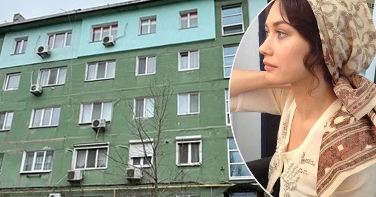 Yarı aç, yarı tok çocukluğu bu apartmanın küçük bir dairesinde geçmişti... 30 yıl dinlenmeden çalışıp çabaladı... Rüya hayatını kendi elleriyle kurdu