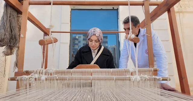 Siirt te 24 öğretmen, Atatürk portresine 24 ilmek attı Siirt Haberleri