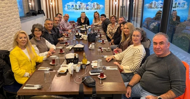 Balıkesir de Ayfer öğretmen 44 yıl sonra öğrencileriyle buluştu Balıkesir Haberleri