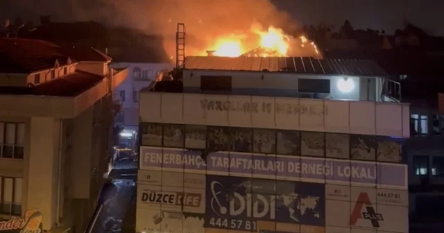 Alevlere teslim olan çatı güçlükle söndürüldü Düzce Haberleri