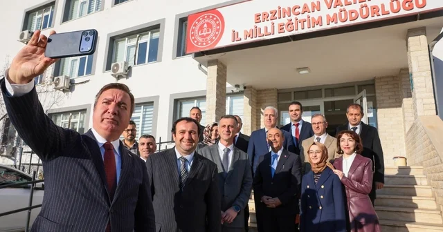 Vali Aydoğdu: Ülkemizin aydınlık yarınları çocuklarımızı yetiştiren öğretmenlerimizin günü kutlu olsun Erzincan Haberleri