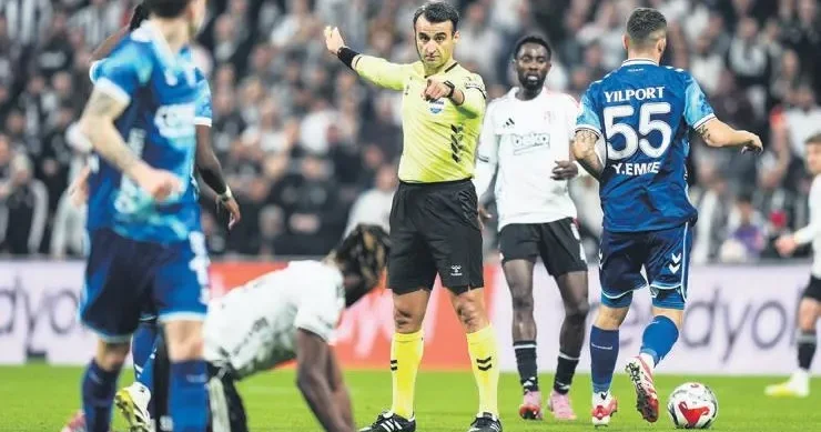 MUSTAFA ÇULCU Oyuncular hakemlere gülüyor