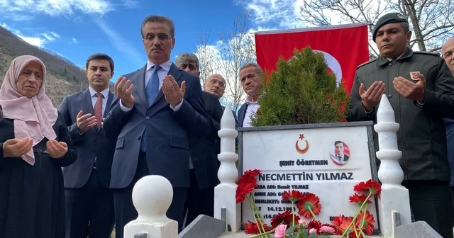 Şehit öğretmen Necmettin Yılmaz, mezarı başında anıldı Gümüşhane Haberleri