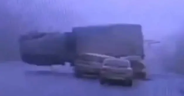 Rus askeri kamyonu 4 aracı ezdi