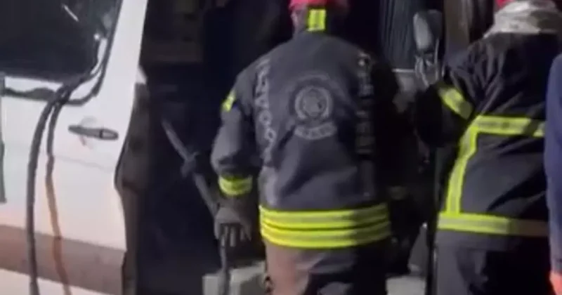 Dilovası’nda tır ile işçi minibüsü çarpıştı: 9 yaralı