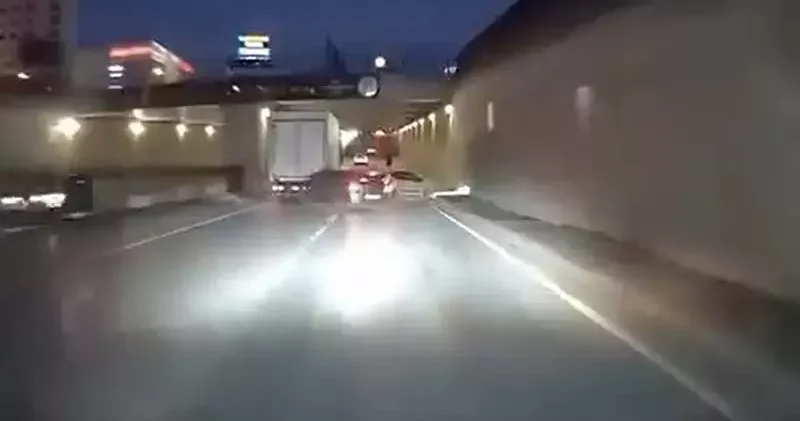 Makas atan sürücü başka araca çarptı; kaza anı kamerada