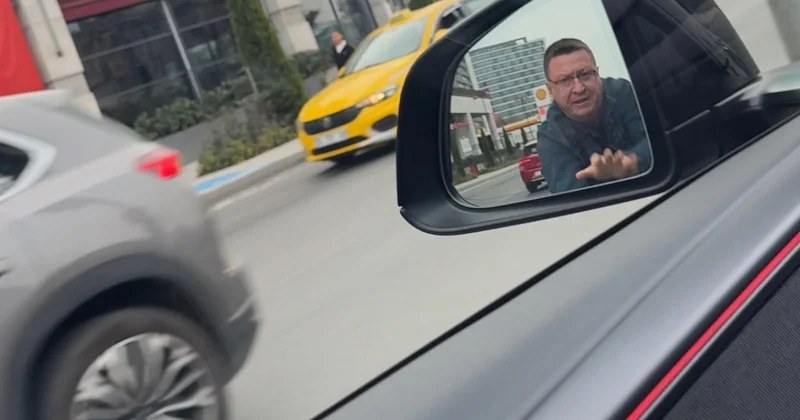 Öfkeli sürücü, trafikte tartıştığı sürücünün kapısını işte böyle açmaya çalıştı