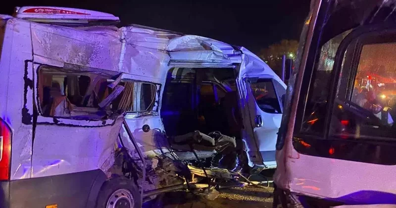 Kemalpaşa’da işçi servisleri çarpıştı: 15 yaralı