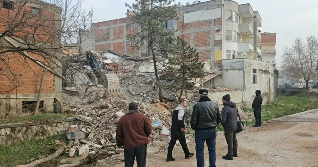 Depremin ardından Sındırgı da tehlikeli yapılar kaldırılıyor Balıkesir Haberleri