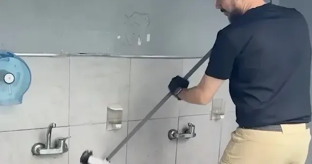 Yolculuk sırasında karşılaştığı kirli mescidin haline kayıtsız kalmadı: Fenomenin temizlik görüntüleri takdir topladı VİDEO İZLE