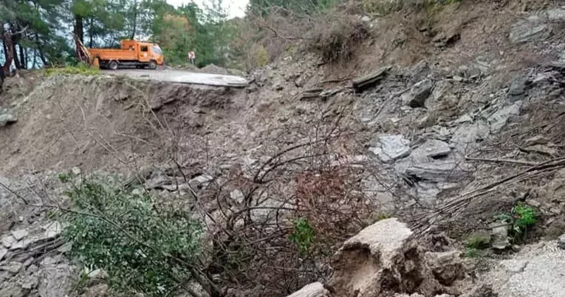 Cide İnebolu kara yolu, heyelan nedeniyle ulaşıma kapatıldı